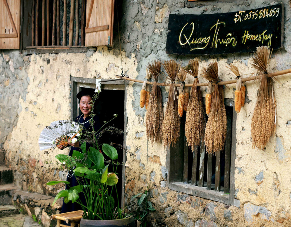 Currently, there are 17 households in Khuoi Ky stone village directly involved in the homestay business. The villagers are very enthusiastic in participating in activities such as arts performances, cooking, and tourguiding. (Photo: VNA)
