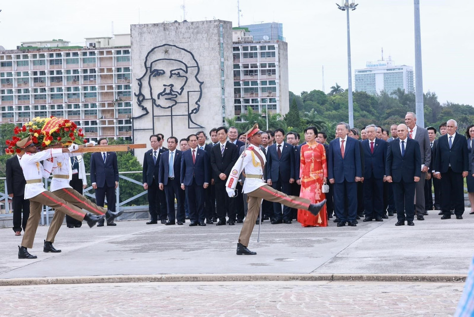 President To Lam, his spouse, and the Vietnamese delegation lay flowers at the Jose Marti Memorial in Havana. (Photo: VNA)
