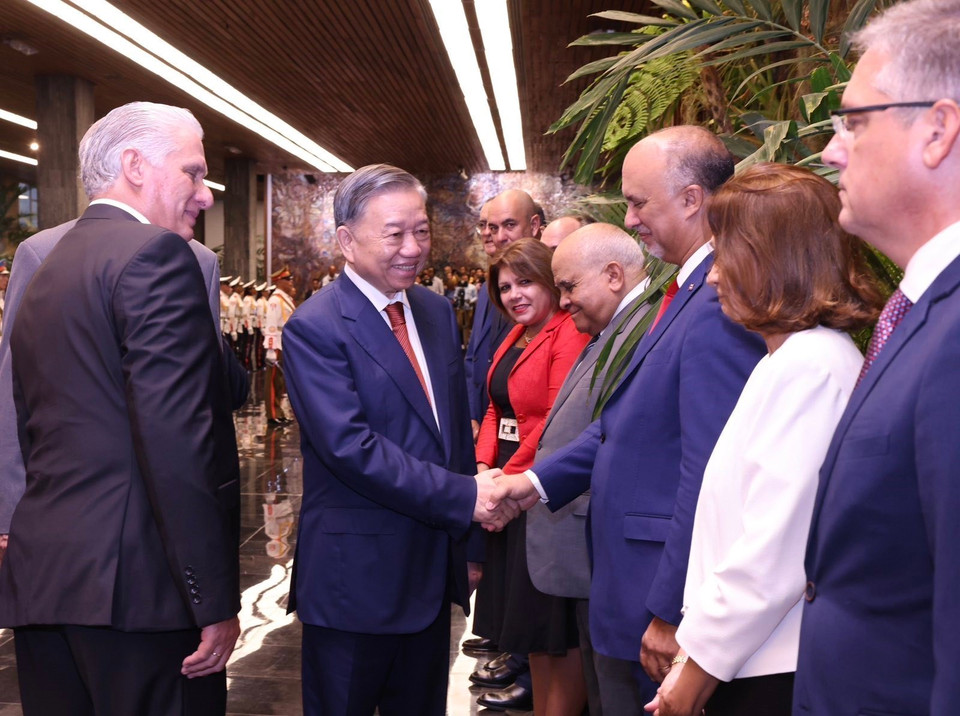 General Secretary and President To Lam shakes hands with members of the high-level Cuban delegation. (Photo: VNA)