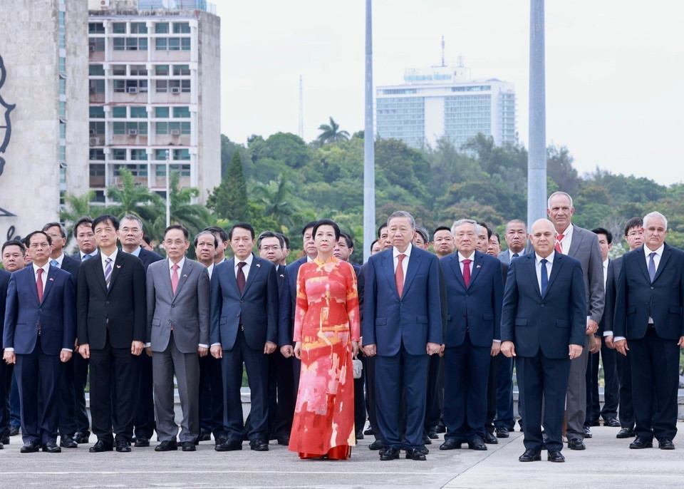 General Secretary and President To Lam, along with his spouse and the high-level Vietnamese delegation, at the Jose Marti National Hero Memorial in Cuba. (Photo: VNA)