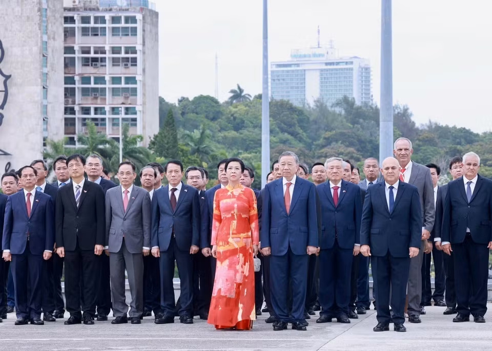General Secretary and President To Lam, along with his spouse and the high-level Vietnamese delegation, at the Jose Marti National Hero Memorial in Cuba. (Photo: VNA)