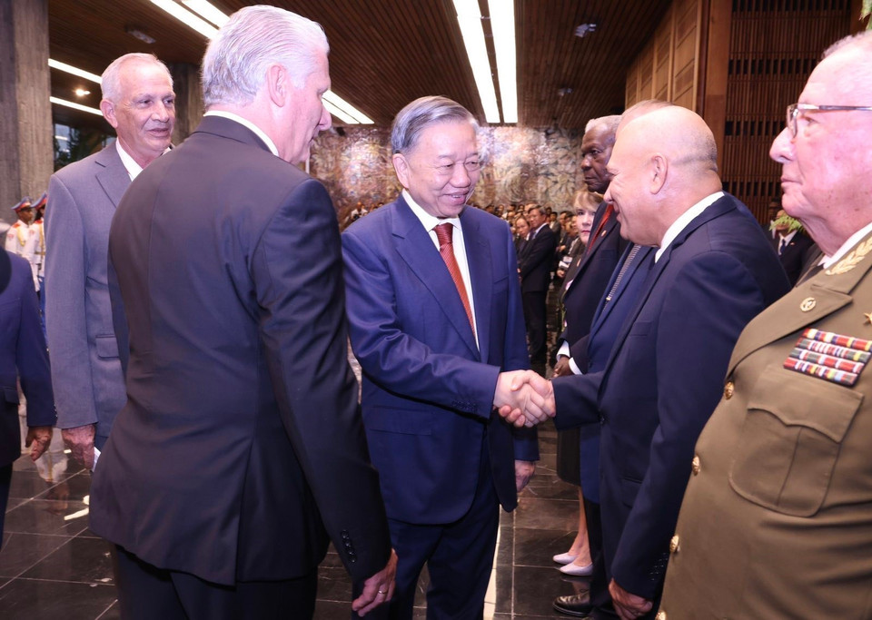 General Secretary and President To Lam shakes hands with members of the high-level Cuban delegation. (Photo: VNA)