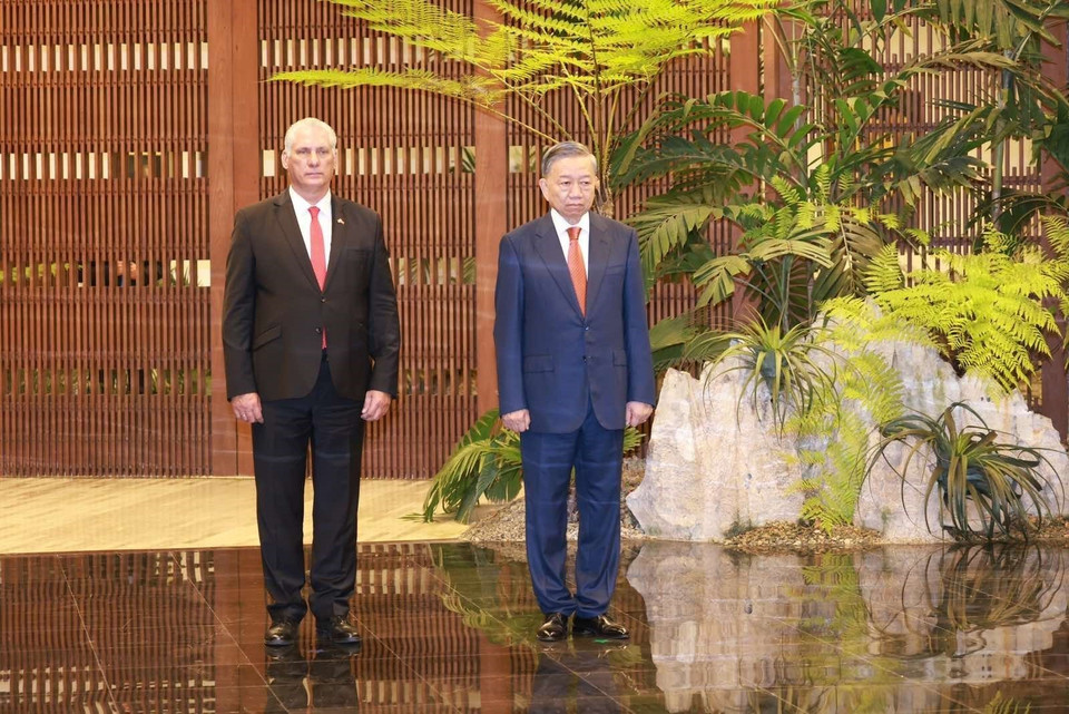 The two leaders participate in the flag-raising ceremony. (Photo: VNA)