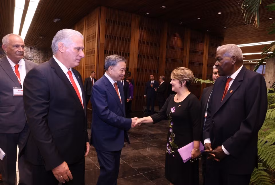 General Secretary and President To Lam shakes hands with members of the high-level Cuban delegation. (Photo: VNA)