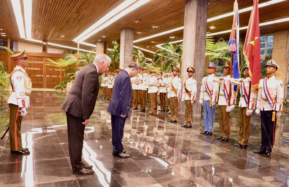 The two leaders review the Honor Guard. (Photo: VNA)