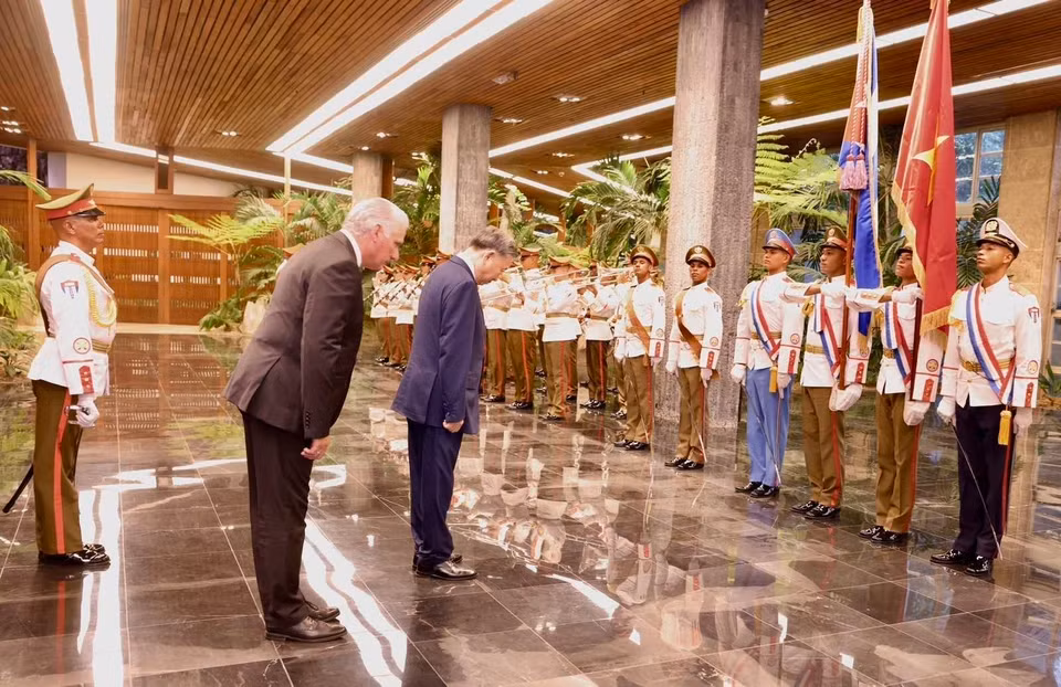 The two leaders review the Honor Guard. (Photo: VNA)