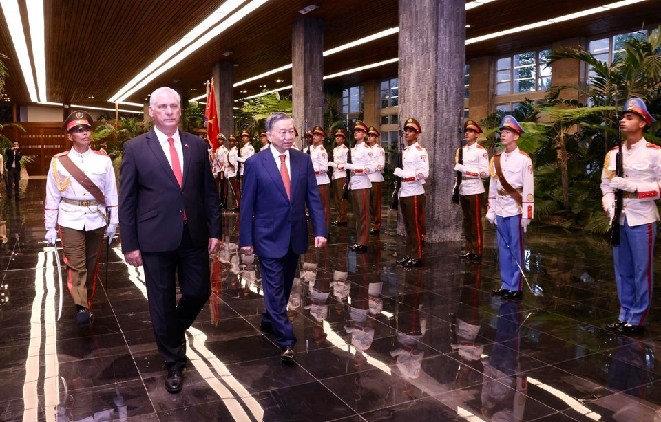 The two leaders review the Honor Guard. (Photo: VNA)