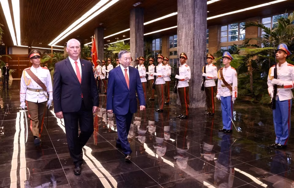 The two leaders review the Honor Guard. (Photo: VNA)