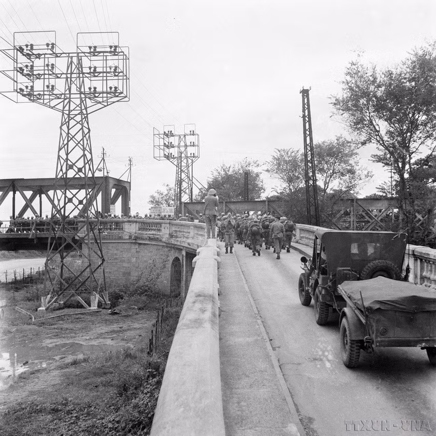 The last French soldiers left Hanoi by Long Bien Bridge for Hai Phong City on the afternoon of October 9, 1954. (Photo: VNA)