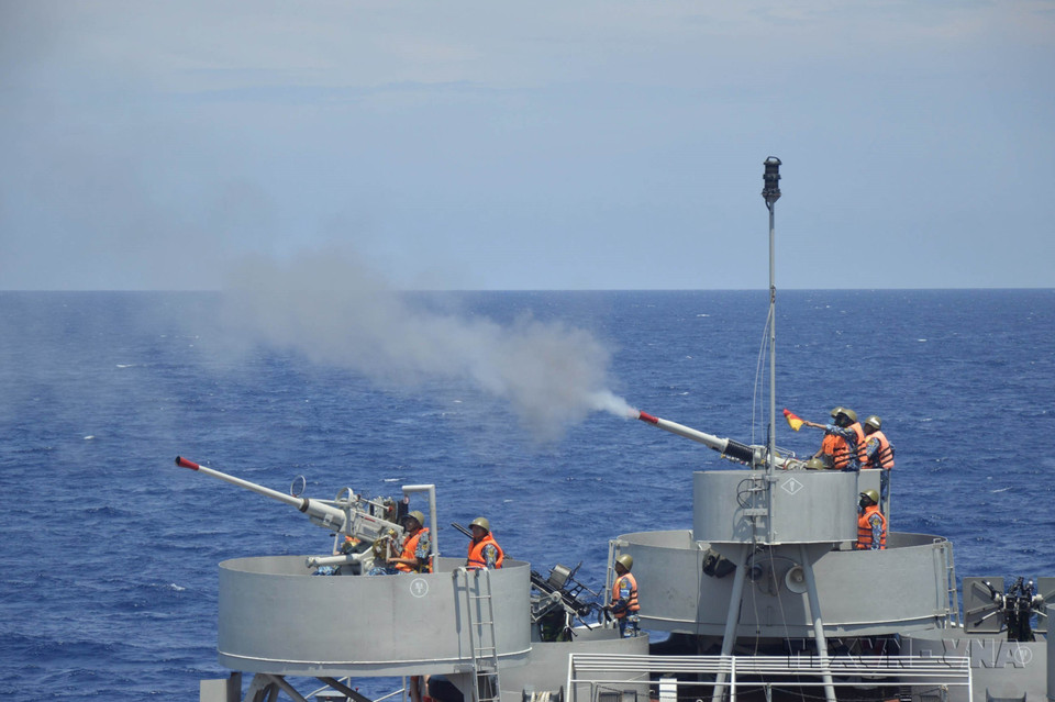 Training and live-fire exercises at sea conducted by the Command of Naval Zone 2. (Photo: VNA)