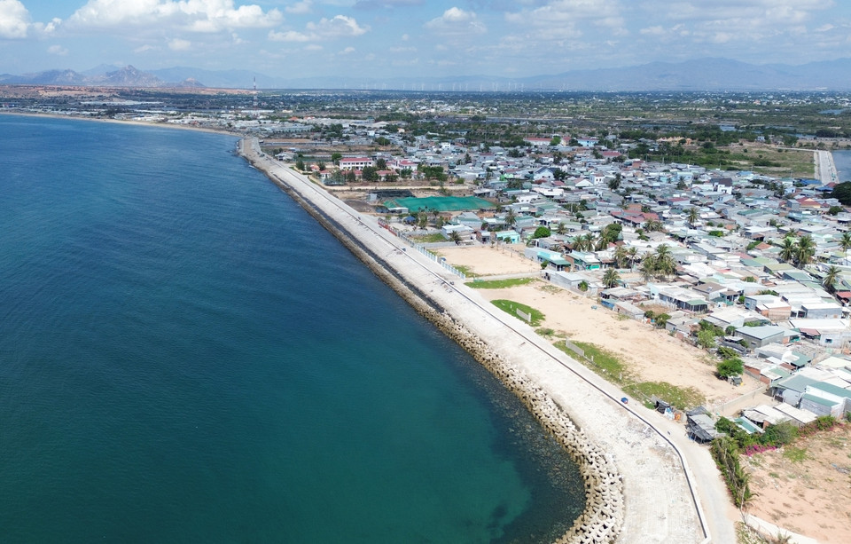 A new coastal dyke route built in Dong Hai ward in Phan Rang - Thap Cham city to cope with climate change and protect residential areas. (Photo: VNA)