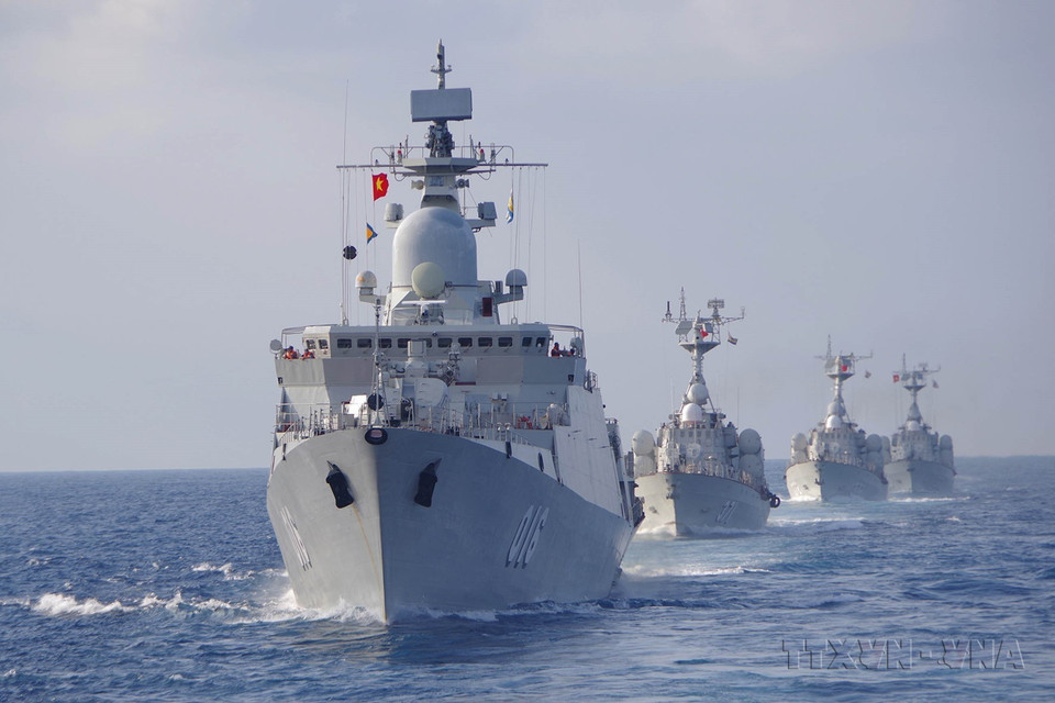 The ships of Flotilla 162 (Naval Zone 4) carry out training missions at sea. (Photo: VNA)