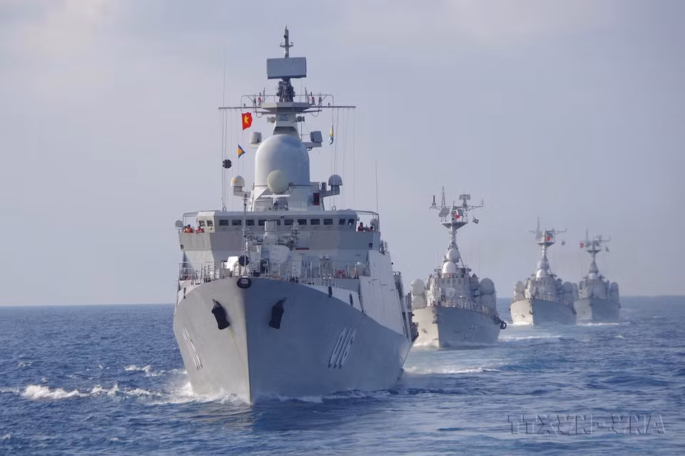The ships of Flotilla 162 (Naval Zone 4) carry out training missions at sea. (Photo: VNA)