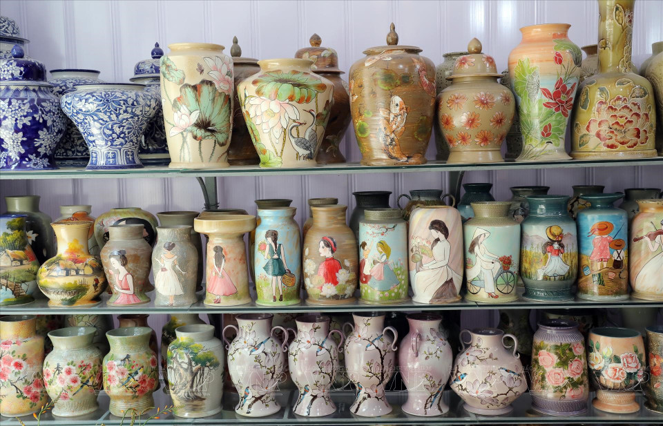 Decorative vases in various designs. (Photo: VNP/VNA)