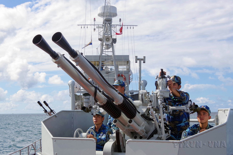 The officers and sailors of Naval Zone 5 are proactive and creative in overcoming all difficulties and challenges, and are determined to firmly protect the sovereignty and maintain peace and stability in the Southwest seas and islands of the homeland. (Photo: VNA)