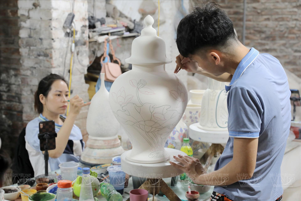 GAIA ceramics have positioned themselves with a modern approach to patterns, designs, and functionality in their products. (Photo: VNP/VNA)