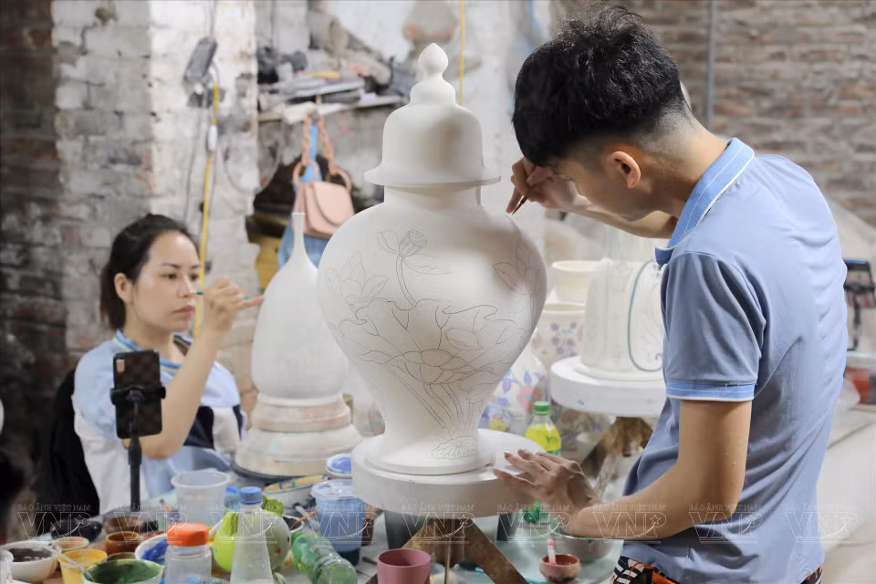GAIA ceramics have positioned themselves with a modern approach to patterns, designs, and functionality in their products. (Photo: VNP/VNA)