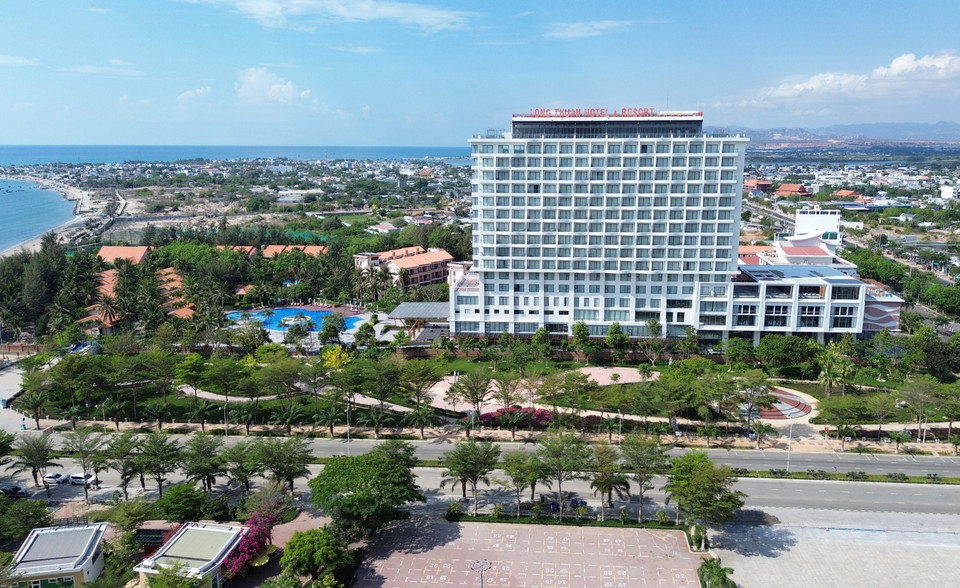 Beachfront hotels and resorts are being built to cater to the relaxation needs of tourists to Phan Rang - Thap Cham city. (Photo: VNA)