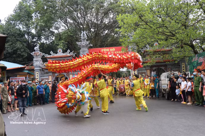 The annual Do Temple Festival commemorates King Ly Thai To (Ly Cong Uan). Bac Ninh province is preparing a scientific dossier for submission to UNESCO to honour historical and cultural figure Ly Cong Uan. (Photo: VNA) 