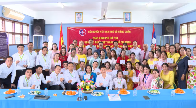 At the ceremony to present financial support to the teachers of the Nguyen Du Lao - Vietnamese bilingual school on October 1 (Photo: VNA)