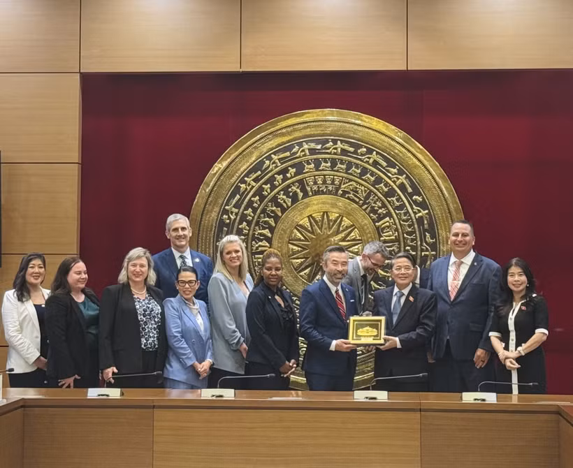 Vice Chairman of the National Assembly Nguyen Duc Hai (third from right) receives a delegation from the US’s Oregon State legislature in Hanoi on September 9. (Photo: VNA)