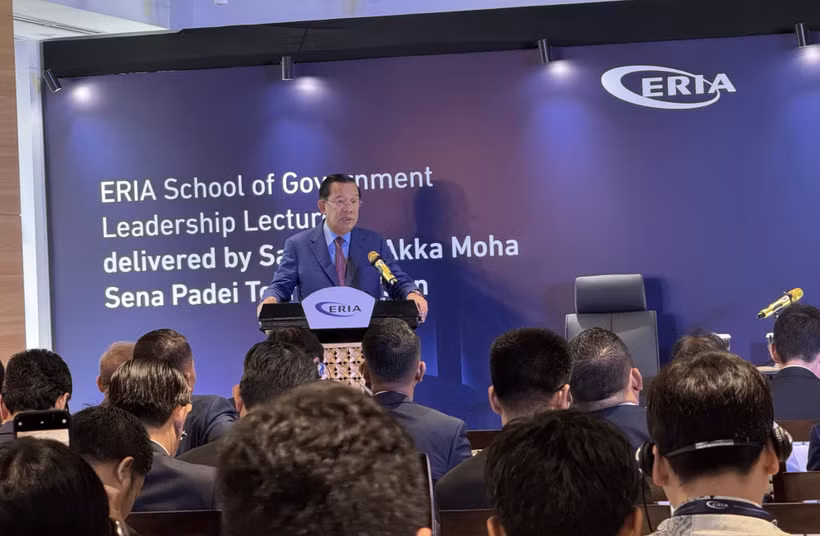 Samdech Techo Hun Sen speaks at the Economic Research Institute for ASEAN and East Asia in Jakarta on May 6. (Photo: VNA)