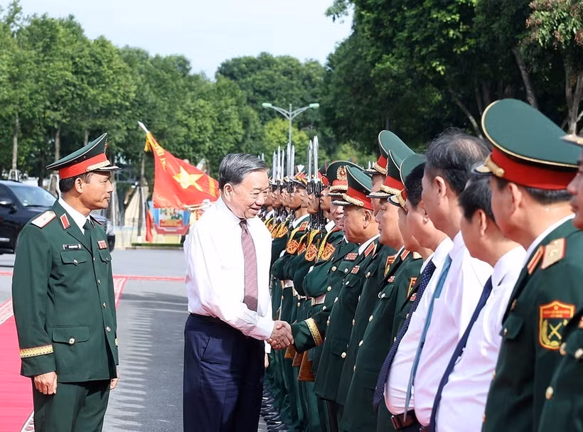 Party General Secretary To Lam and officials of Army Corps 12 on August 5. (Photo: VNA)