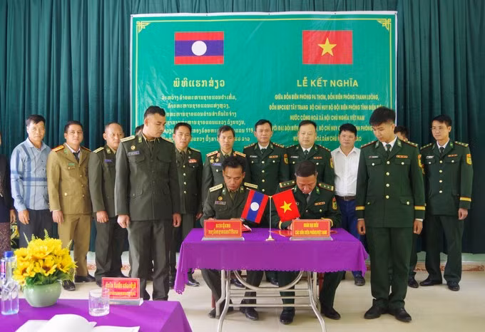 Representatives of the Pa Thom border guard station of Dien Bien province and Border Guard Company 119 of Laos’ Phongsaly province sign the document on the twinning relationship on May 26. (Photo: VNA)