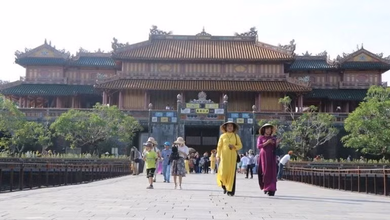 Visitors at Hue Imperial City (Photo: VNA)