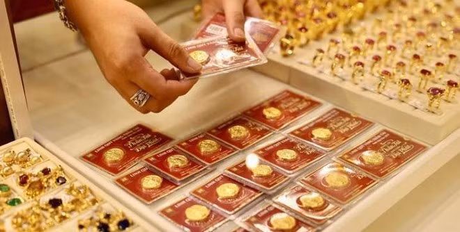 Vietnam is considering the establishment of a gold exchange to ensure market stability. (Photo: VNA)