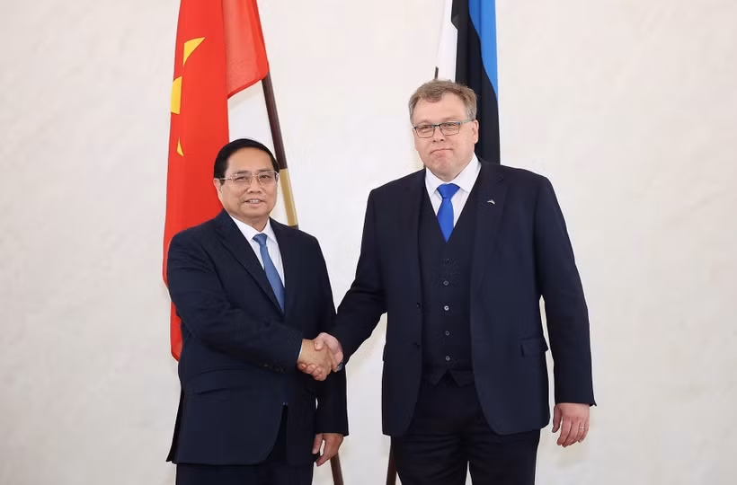 PM Pham Minh Chinh (left) meets with President of the Riigikogu (the Parliament of Estonia) Lauri Hussar on June 5. (Photo: VNA)