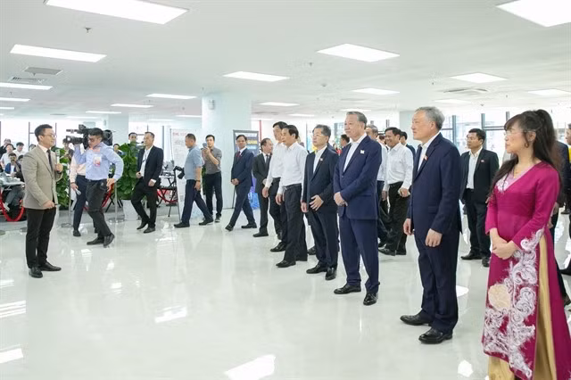 Party General Secretary To Lam visits the Da Nang Semiconductor & AI Research and Training and Centre at the Da Nang Software Park No 2 on the occasion of the 50th anniversary of the city's Reunification Day. (Photo courtesy of DSAC)