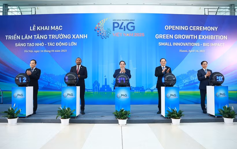 PM Pham Minh Chinh (centre) and delegates kick off the Green Growth Exhibition in Hanoi on April 16. (Photo: VNA)