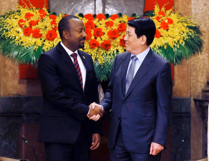 State President Luong Cuong (R) welcomes Ethiopian Prime Minister Abiy Ahmed Ali in Hanoi on April 16. (Photo: VNA)