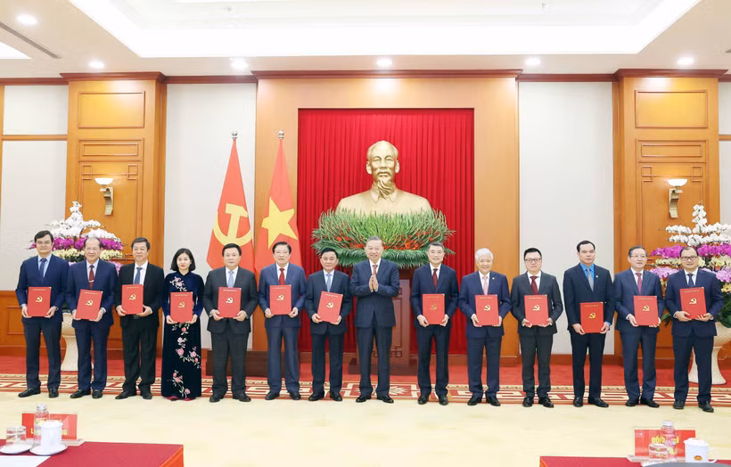 Party General Secretary To Lam presents decisions on the authority, functions, tasks, organisational structures, and working relations of the 13 agencies. (Photo: VNA)
