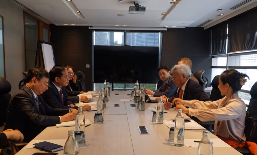 At the meeting between Vietnamese Deputy Prime Minister and Foreign Minister Bui Thanh Son and President and Chair of the Board of Directors of the Asian Infrastructure Investment Bank on May 26 (Photo: VNA)