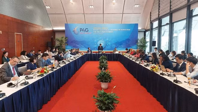 Deputy Minister of Education and Training Nguyen Van Phuc presides over the Ministerial Session on Investing in People – Shaping the Workforce for the Future Economy held in Hanoi on April 17. (Photo: VietnamPlus)