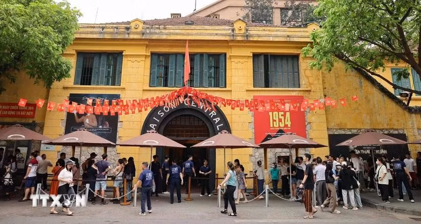 Hoa Lo prison relic site draws throngs of visitors. (Photo: VNA)