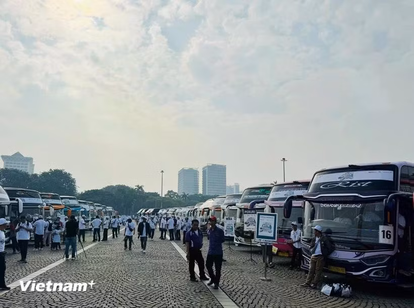 Indonesia's Ministry of Transport has prepared 30,451 buses to serve the homecoming flow. (Photo: VNA)