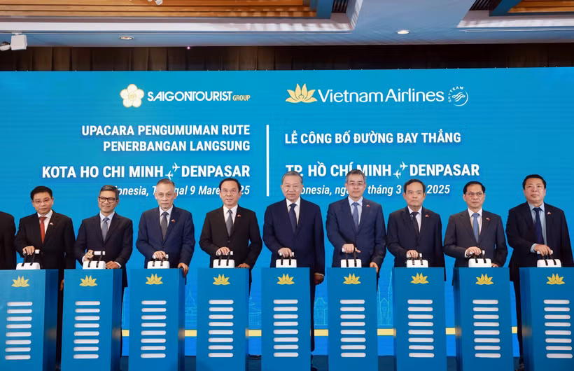 Party General Secretary To Lam (fifth from right) at the official announcement ceremony for Vietnam Airlines' direct route connecting Ho Chi Minh City and Bali resort island’s Denpasar on March 9. (Photo: VNA)