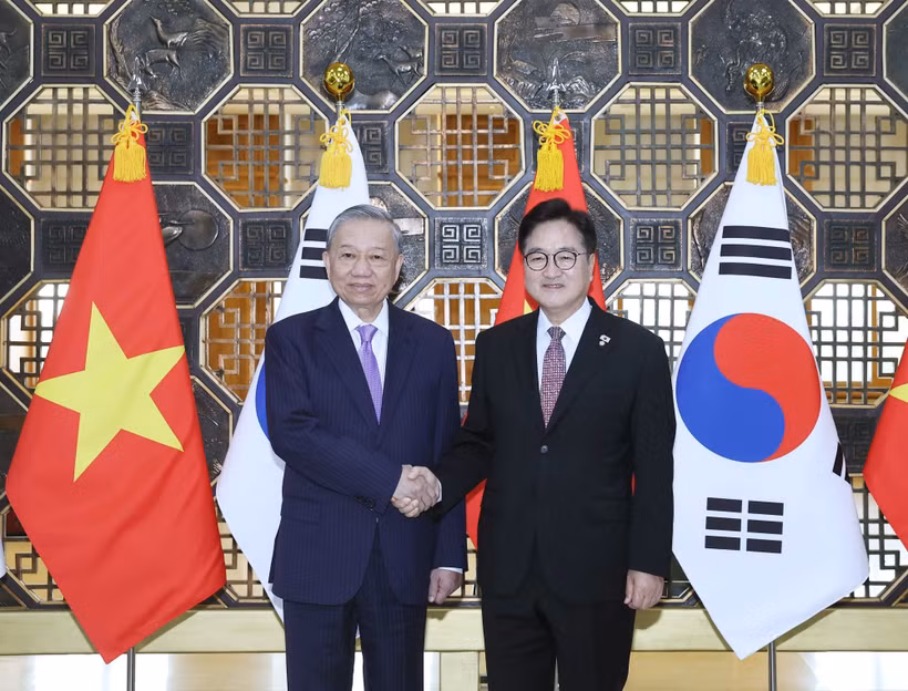 Party General Secretary To Lam (L) and National Assembly Speaker of the Republic of Korea (RoK) Woo Won Sik at a meeting in Seoul on August 12 (Photo: VNA)