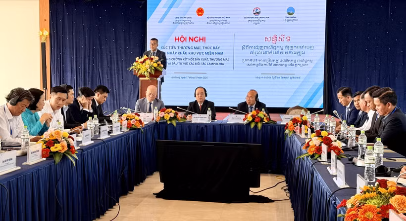 The trade promotion conference held by the Vietnamese Ministry of Industry and Trade in collaboration with the Cambodian Ministry of Commerce in An Giang province on October 17 (Photo: VNA)