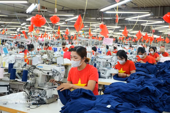 A favourable business environment will enable companies to step up investment, production and business activities. (Photo: VNA)