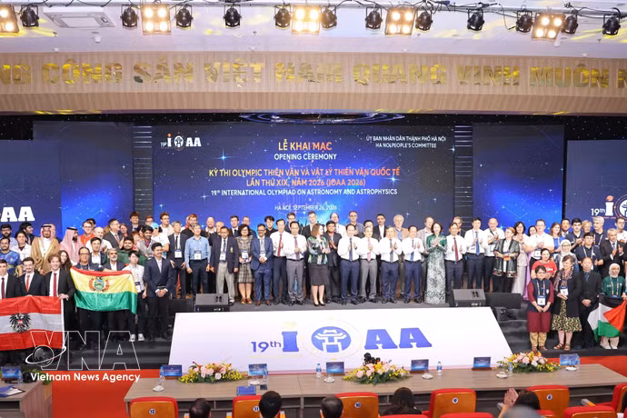 Delegates and team leaders pose for a group photo at IOAA 2026. (Photo: VNA)