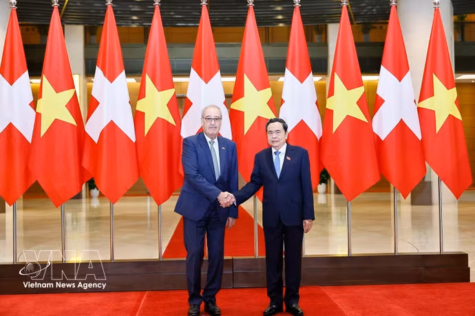 National Assembly President Tran Thanh Man (R) meets with Swiss President Guy Parmelin in Hanoi on October 18 (Photo: VNA)