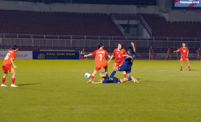 Vietnam U19 women’s team (in red) on the ball against Thailand U19 (in blue). (Photo: VNA)