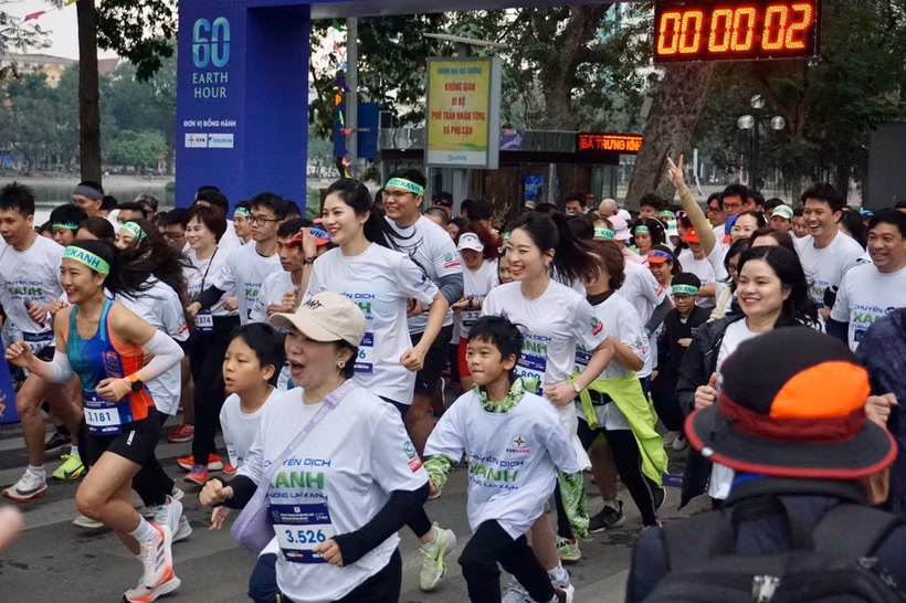 Crowds join a running event to support the Earth Hour (Photo: VNA)