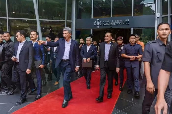 Prime Minister Anwar Ibrahim listens intently as Foreign Minister Datuk Seri Mohamad Hasan briefs him during an inspection of preparations for the ASEAN Summit at the Kuala Lumpur Convention Centre. (Photo: BERNAMA)