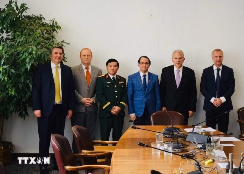 Vietnamese Ambassador to Chile Nguyen Viet Cuong (third from right), Chair of the Chilean Senate’s Committee of Foreign Relations Ivan Moreira Barros (second from right), and other delegates at the session. (Photo: VNA)