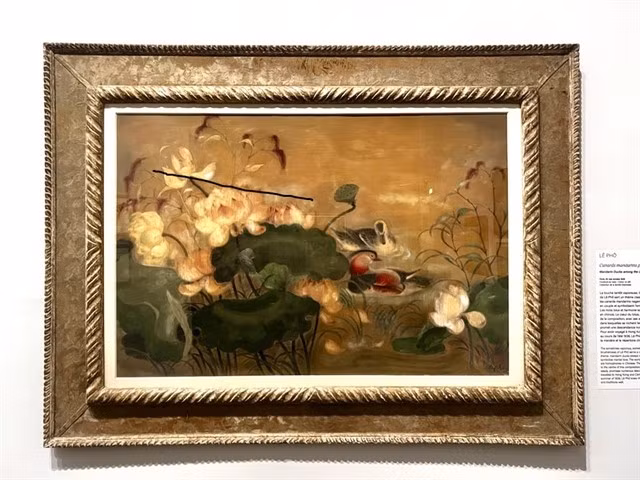 Ink-and-gouache-on-silk painting Mandarin Ducks and Lotus by Le Pho is on show at the Cernuschi Museum. (Photo: VNS)